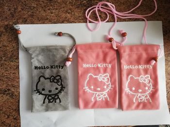 Magnifique lot 3 petites pochettes velours neuves H kitty