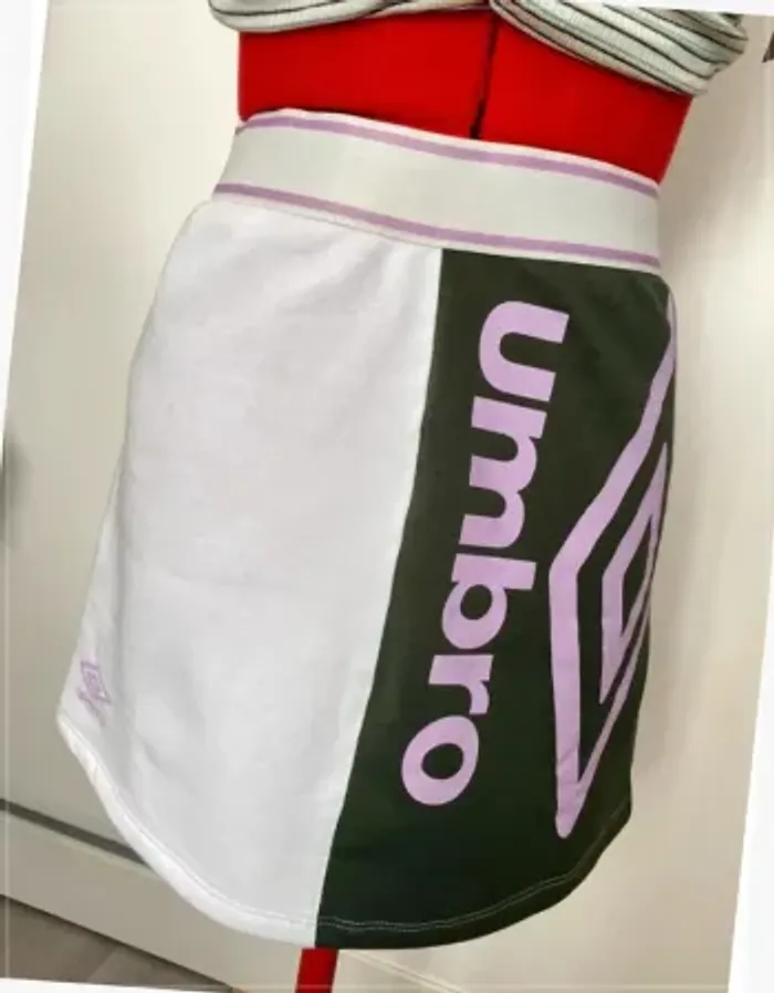 Jupe sport blanc violet et kaki Umbro x Jennyfer