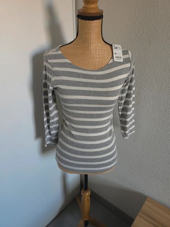 Pull femme taille S avec étiquette