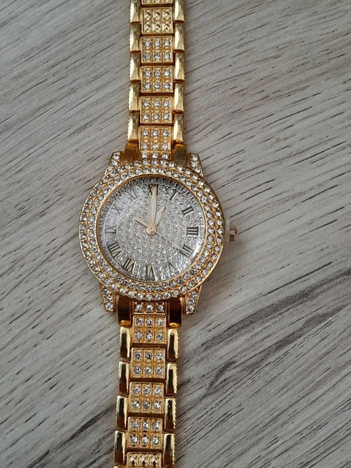 Magnifique Montre femme, dorée avec strass, quartz