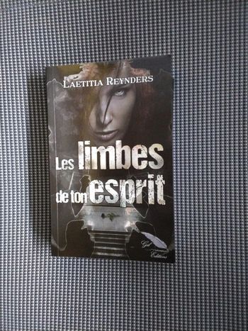 Livre les limbes de ton esprits de Laetitia Reynders dédicacer