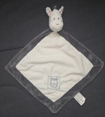Doudou plat losange zèbre grelot blanc et noir - Action