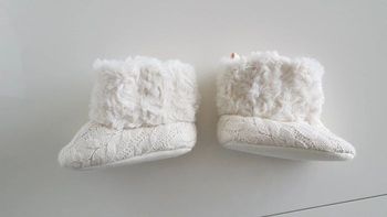 chaussures en fourrure bébé neuves