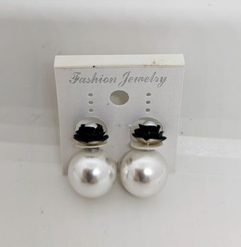 Paire de boucles d'oreilles.
Neuve.