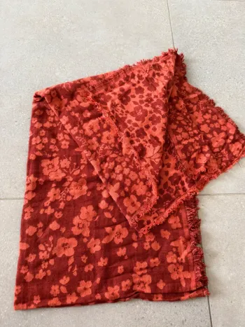 Foulard rouge foncé esprit , très bon état , 70x170cm