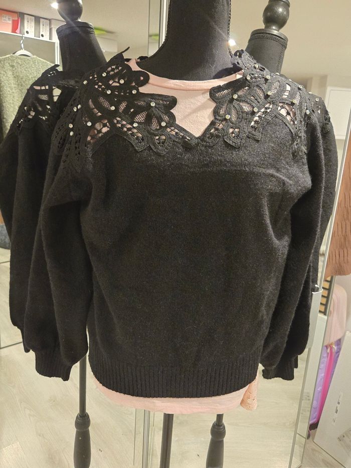 Pull noir avec découpe à strass T. S/M>42/44 Love Look neuf