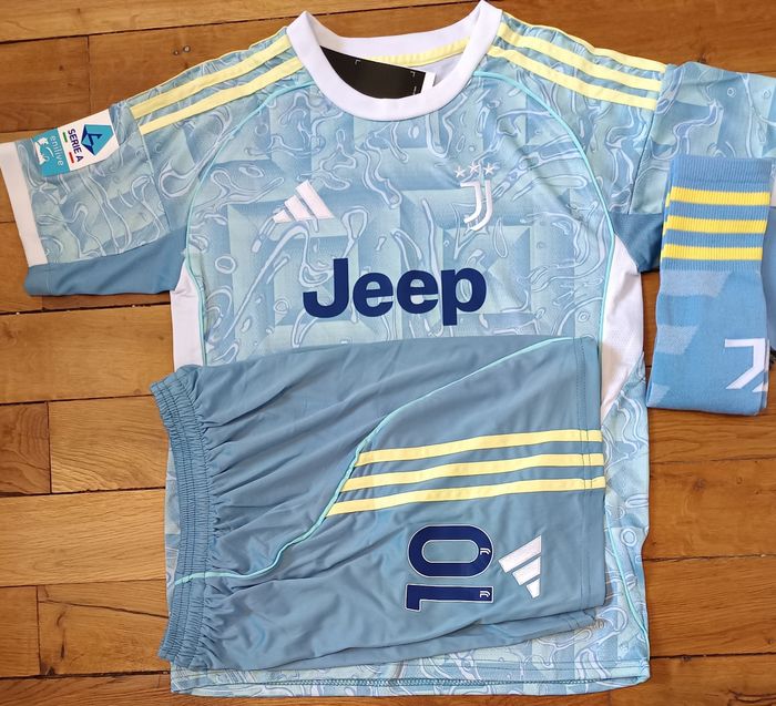 Magnifique tenue taille 10 ans Juventus bleu extérieur 2026 - photo numéro 5