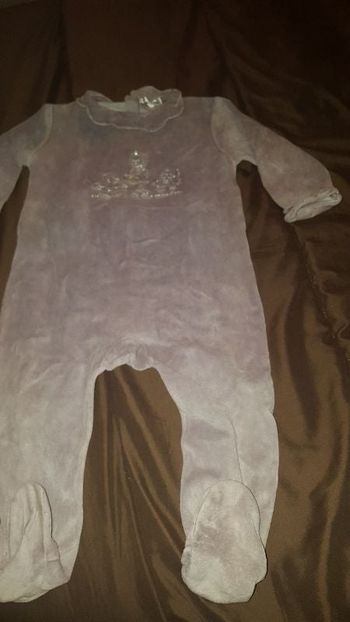 pyjama 1 pièce  mauve 24 mois bitchou  .très bon état