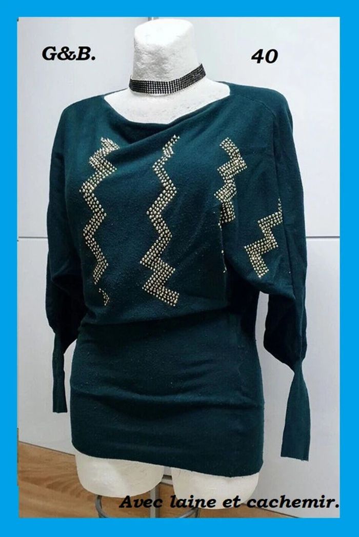 Beau pull vert manches chauve souris et strass T: 40