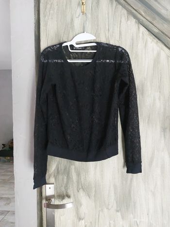 Haut manche longue effet dentelle florale