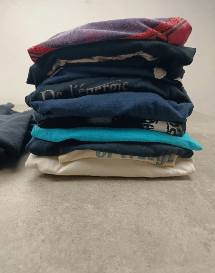 Lot de 32  Vêtements à 80€ soit 2,50€ l'unité - tee-shirt,  polos, pulls et chemise - photo numéro 9
