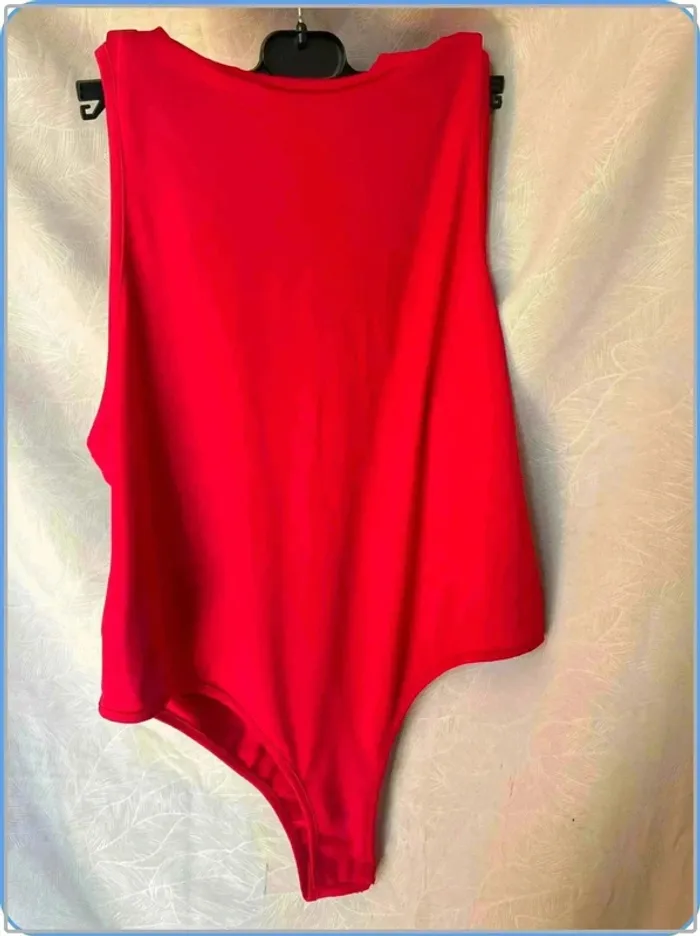 Tres jolie Body taille 42 neuf - photo numéro 4