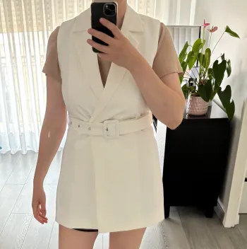 Veste blanche avec ceinture
