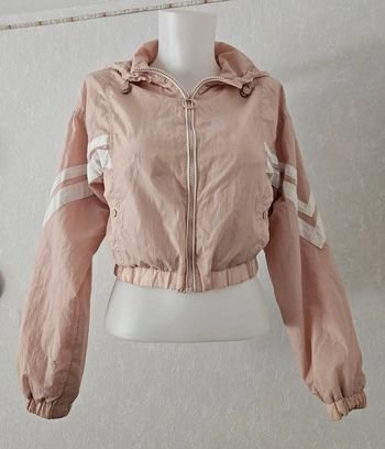 Veste imperméable, à capuche, manches
longues. Avec 2 poches.
Don't call me. Jennyfer.
Taille :XS