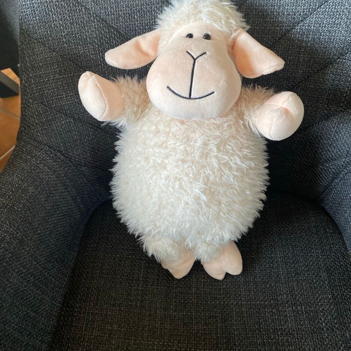 Petit mouton peluche