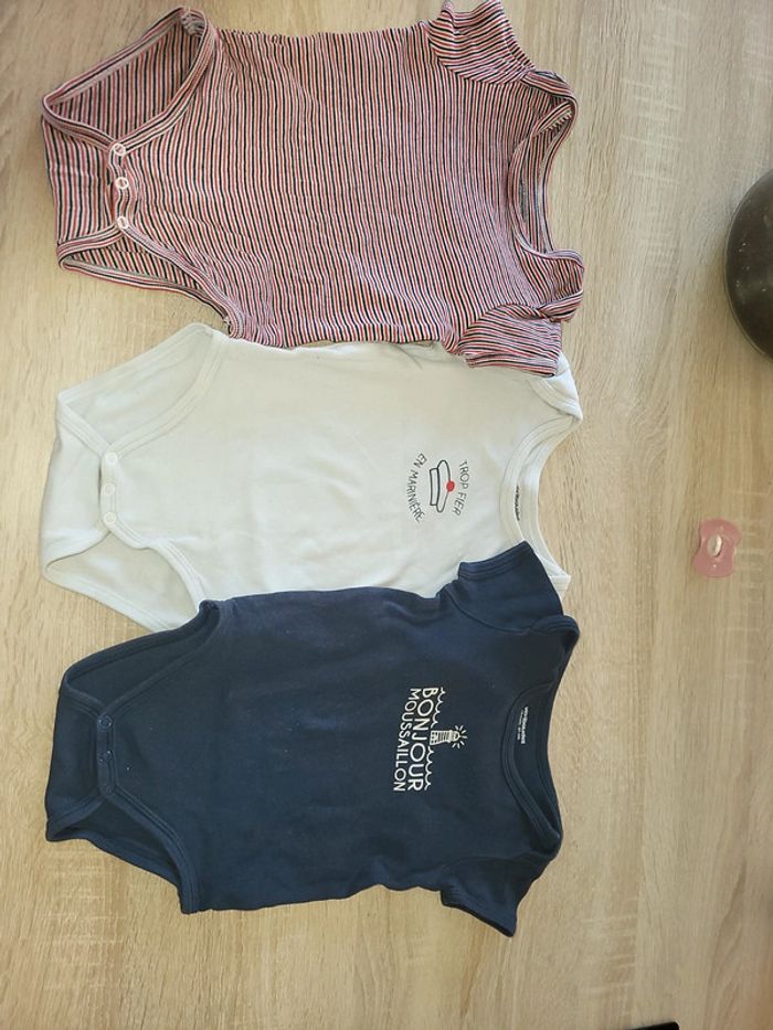 Lot bodys 18 mois