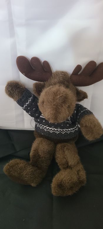 Moose Edgar avec des vêtements, élan norvégien original