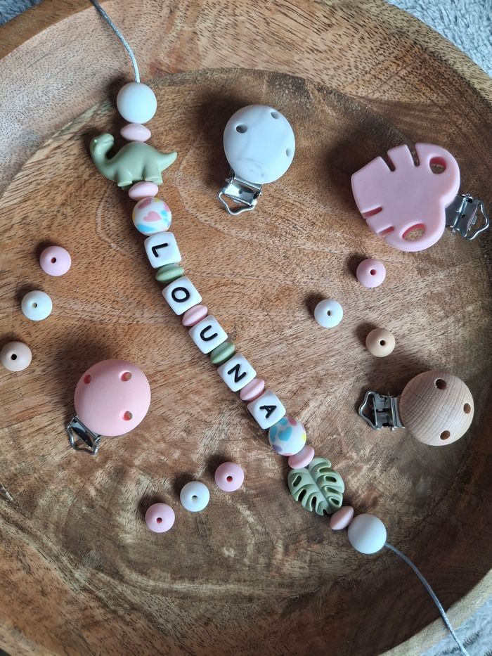 Attache tétine personnalisé ✨ Une tétine qui ne se perd plus et un accessoire unique ✨
Découvrez nos attaches tétines personnalisées au prénom de bébé 🍼💖
Utile, joli et 100% sécurisé ➝ Le cadeau parfait pour une naissance ou un baptême 🎁
👉 Dis-nous le pr - photo numéro 8