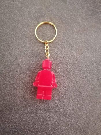 Porte clé personnage rouge