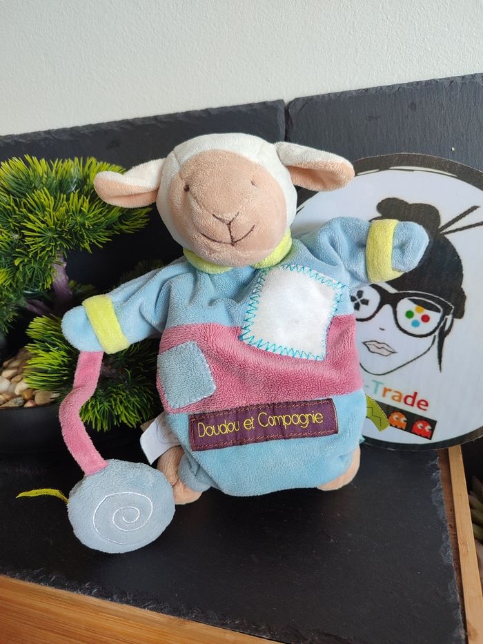 Marionnette Zigag agneau Doudou et Compagnie mouton spirale dc2563 bleu violet vert blanc