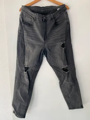 Jeans a trou noir