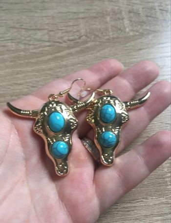 Boucles d’oreilles pendantes NEUVES  femme tête de buffle couleurs doré et turquoise