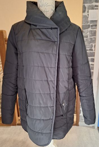 Doudoune noire à col montant 