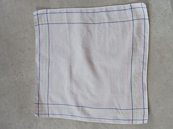 mouchoir blanc et rayures colorées