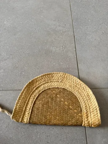 Petite pochette en osier, bon état extérieur mais des tâches à l'intérieur,27*17cm