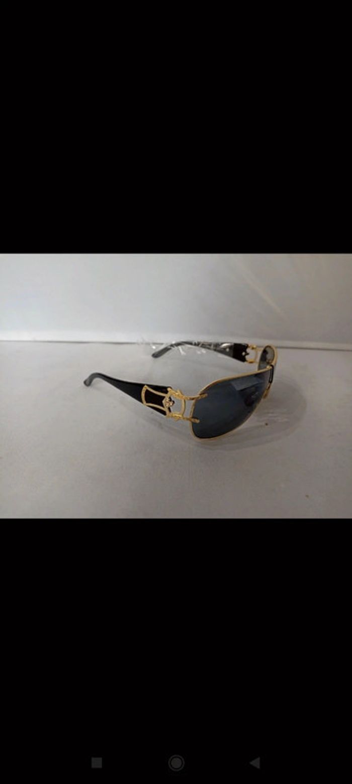 Lunette de soleil dorée