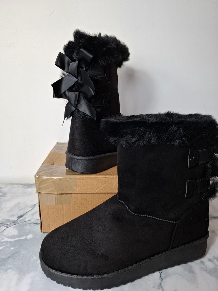 Bottes fourrées noire avec petits nœuds taille 38 - photo numéro 2