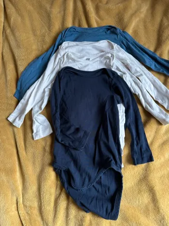 Lot deux de 4 bodies H&M Taille 2-3 ans soit 98cm
