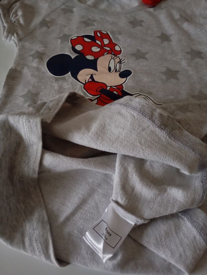 Robe à manches courtes. 6 ans .Coton . Gris clair ,rouge,noir et paillettes . Disney Minnie Mouse. Parfait état - photo numéro 5