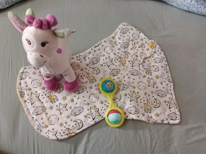 Lot girafe + hochet + bavoir et lange neuf