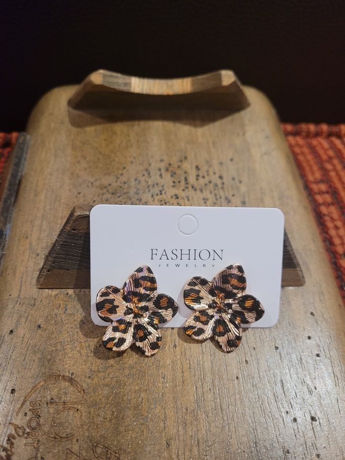 Boucle d'oreille fleur leopard