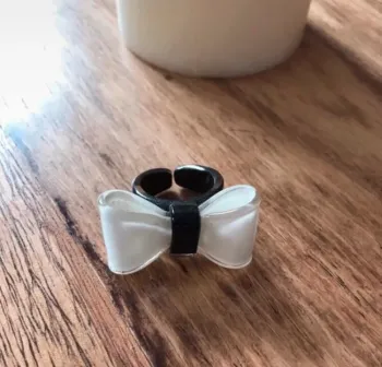 Bague noeud noire et blanche