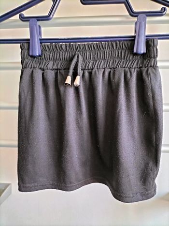 Jupe courte noire élastique à la taille FPC 8 ans