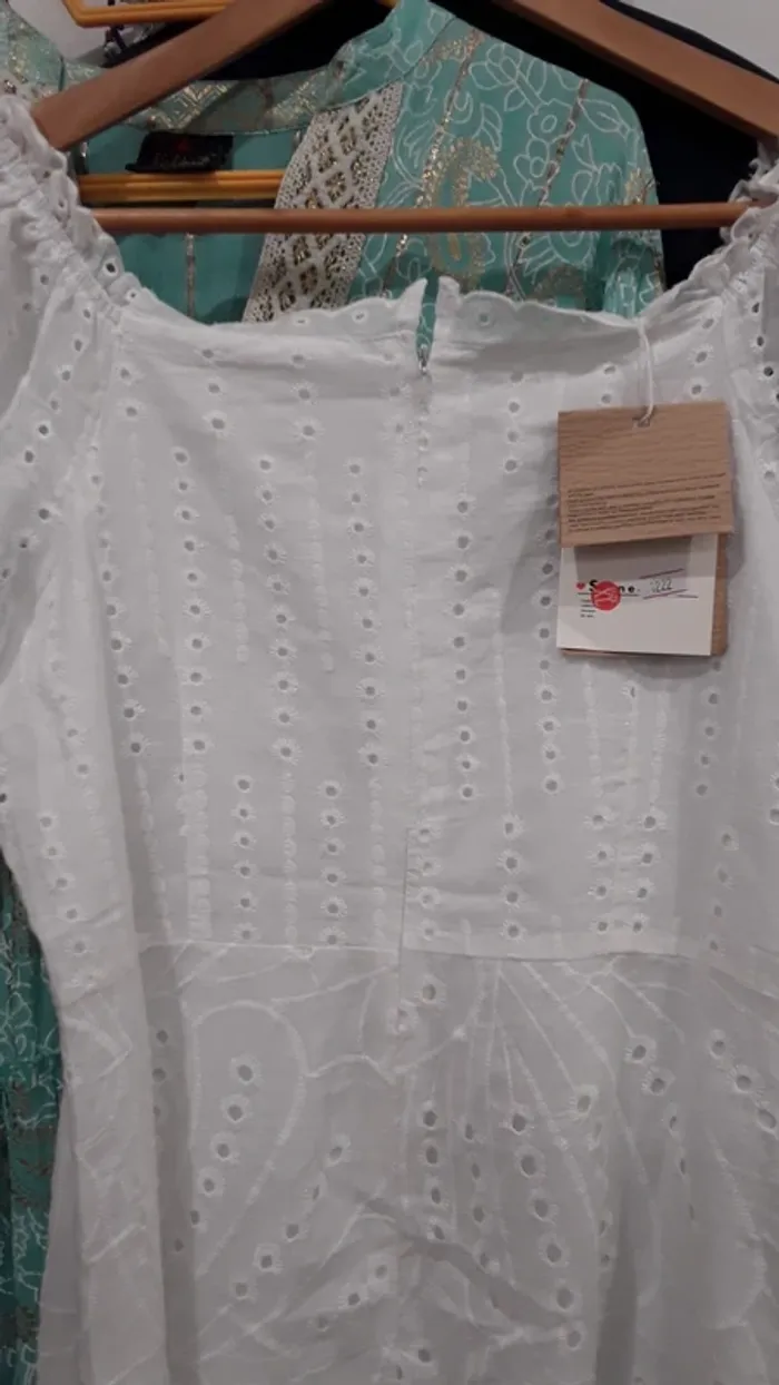 Superbe robe blanche avec broderies neuve avec étiquette - photo numéro 6