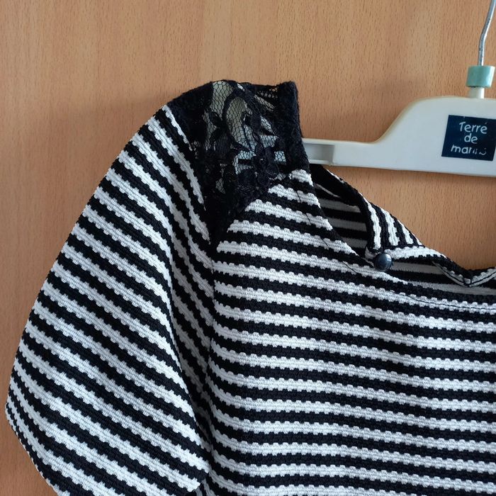 Robe rayée avec détail dentelle - photo numéro 2