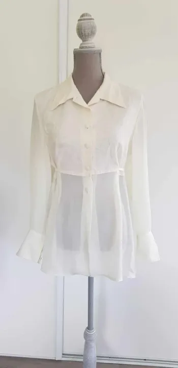 Chemise brodée avec voile