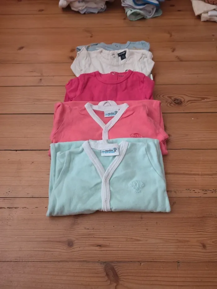 Lot de 5 pyjamas en coton.