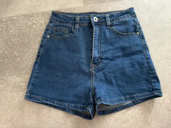 Short élastique taille haute