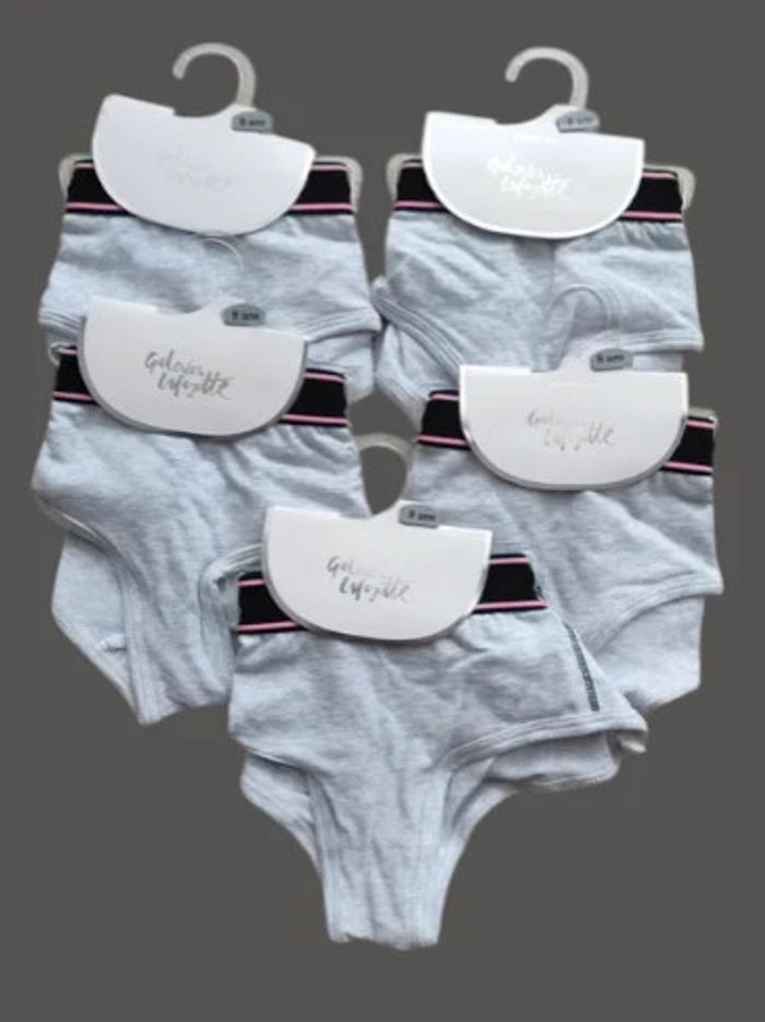 Lot 5 shortys Galeries Lafayette 8 ans valeur 34.95 €
