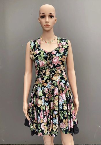 Robe fleurie noire à décolleté lacé – Taille 40 – Excellent état