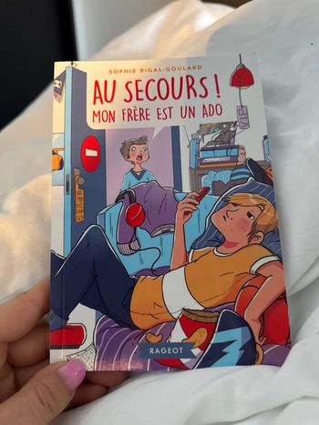Livre au secours mon frère est un ado