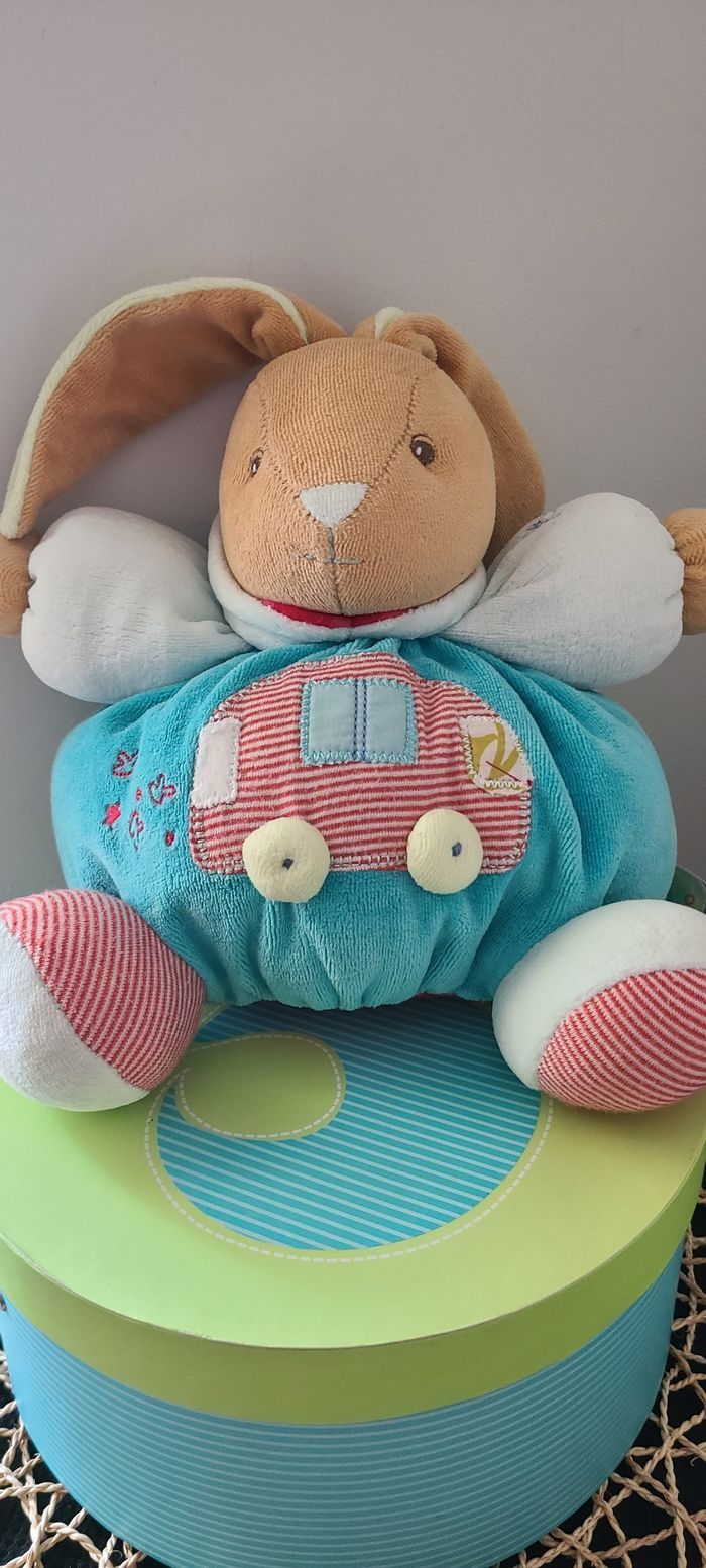 Doudou lapin boule bleu vert rouge rayé voiture Bliss KALOO