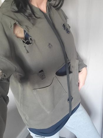 Sweat à capuche troué