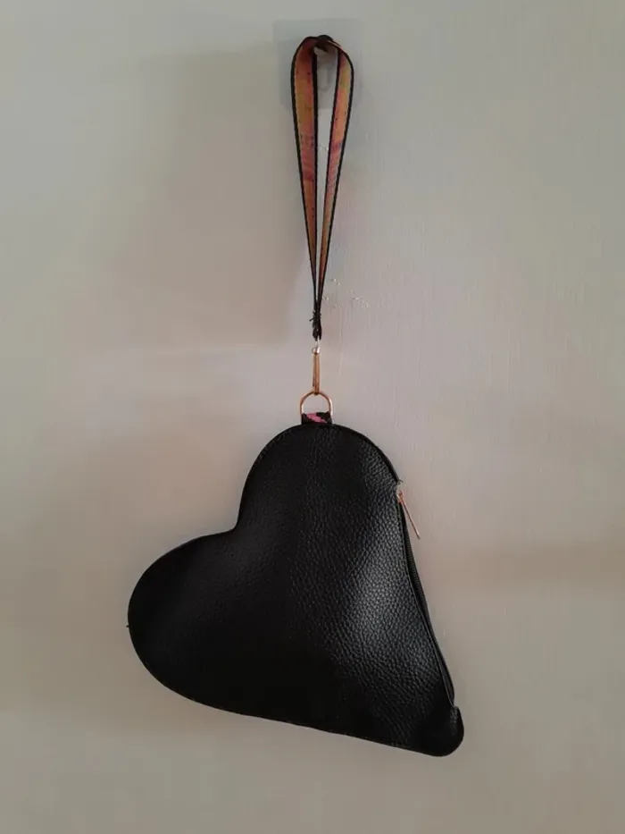 Pochette en forme de coeur, couleur noire, simili cuir - photo numéro 2