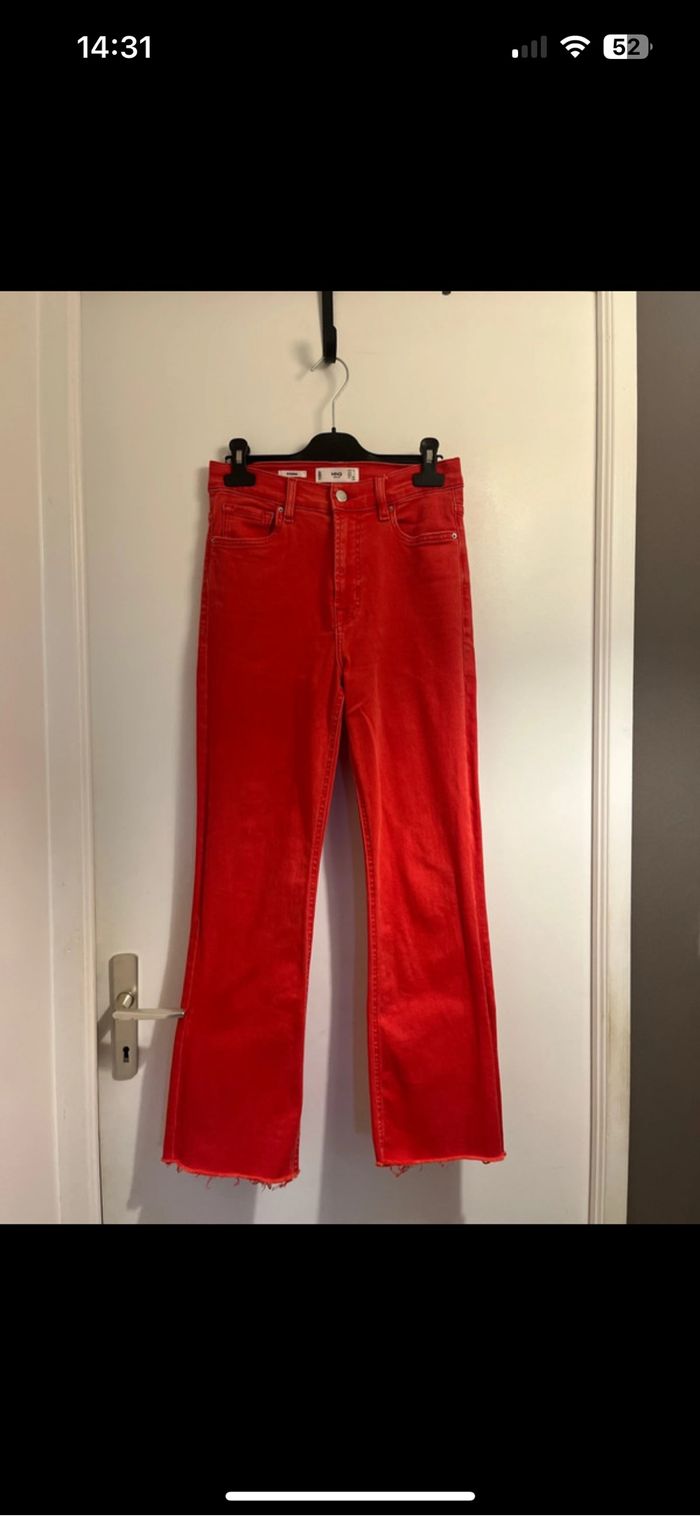 Jeans coupe cropped flare rouge Mango