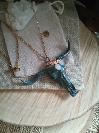 Collier tête de vache , pierre de lune et breloque soleil